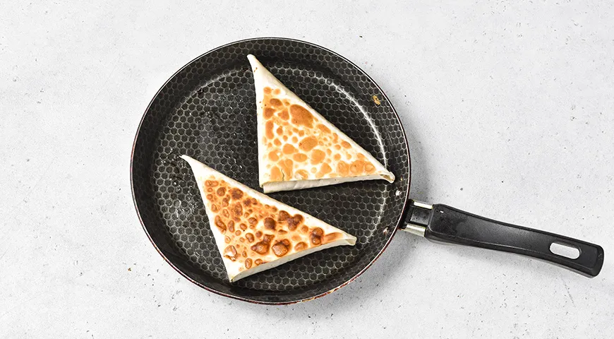 Треугольники из лаваша с фаршем и сыром