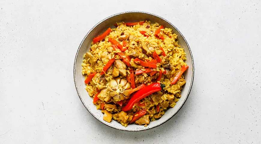 Рассыпчатый плов с курицей на сковороде