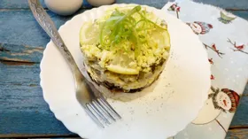 Салат с грибами, рисом и солеными огурцами
