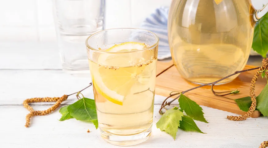 Холодный березовый чай — летний освежающий напиток из березового сока с медом и лимоном