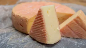 Стало известно, из чего делают самый вонючий сыр в мире