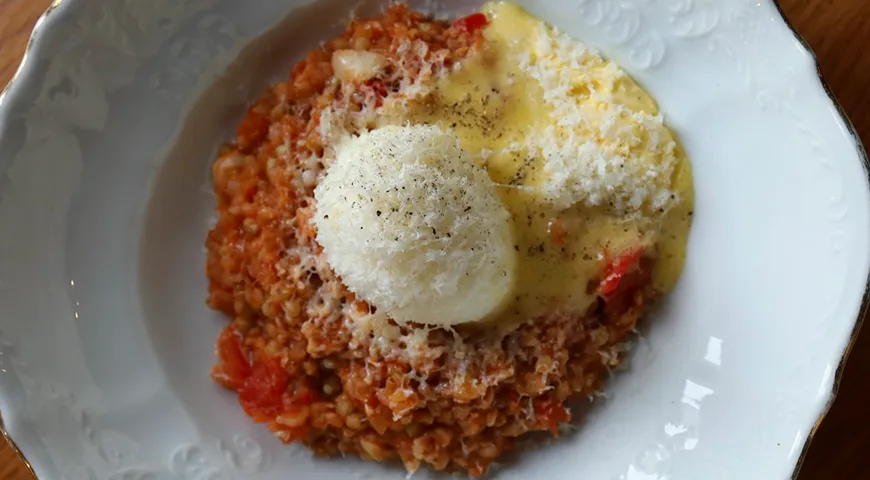 Томатная гречка с яйцами и голландским соусом