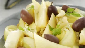 Салат из лука-порея с оливками