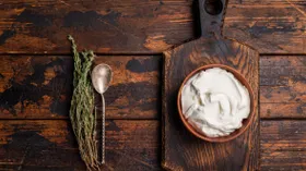 Не спешите выливать: стало известно, для чего еще можно использовать кислое молоко