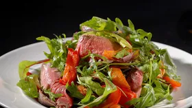 Салат с запечёнными овощами и телятиной