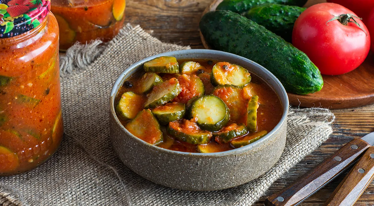 Рецепт огурцов, маринованных в томатном соусе с добавлением уксусной эссенции 70%