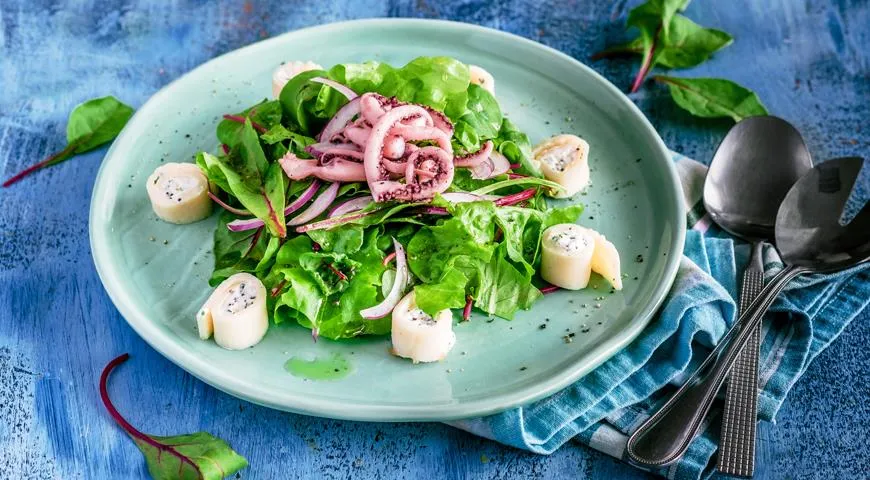 Зеленый салат с кальмарами
