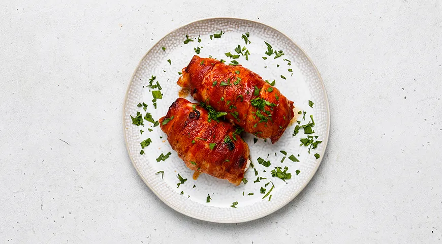 Куриные рулетики с беконом и копченым сыром, запеченные в томатно-соевом соусе