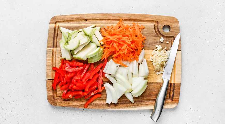 Манты на овощной подушке