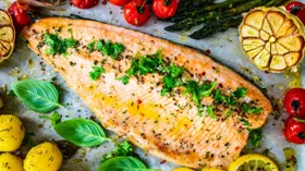 Форель в бруснике, гребешки с цветной капустой и лавандовое мороженое: чем обедали Путин и Лукашенко