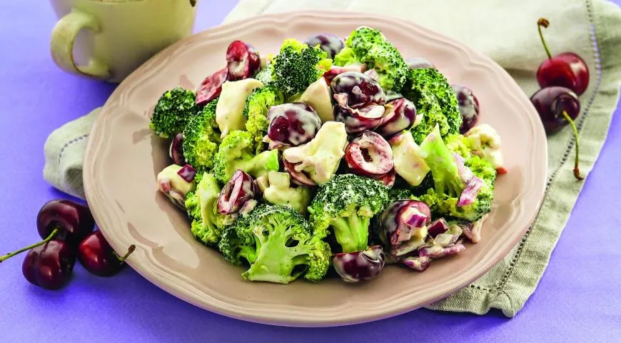 Салат из брокколи с черешней