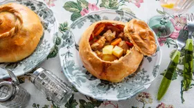 Жаркое в горшочке из теста