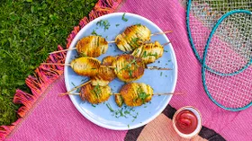 Картофель спиралью на шпажках