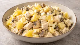 Салат из курицы с ананасами