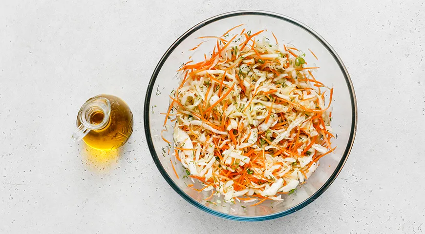 Салат из свежей капусты с чесноком