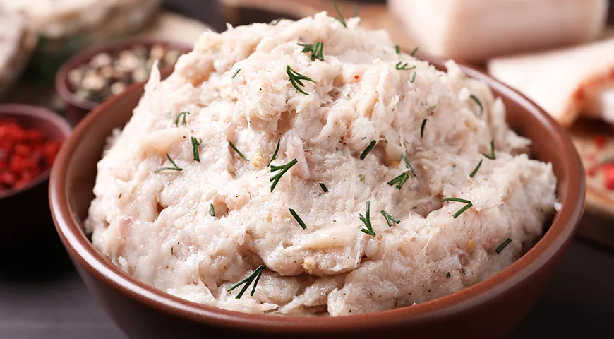 Оптимальная пропорция: около 100 г сала на 1 кг постного мяса