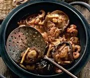 Креветки с грибами шиитаке и рисовой лапшой