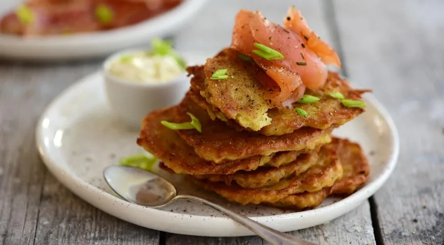 Драники с зеленым луком и сметаной