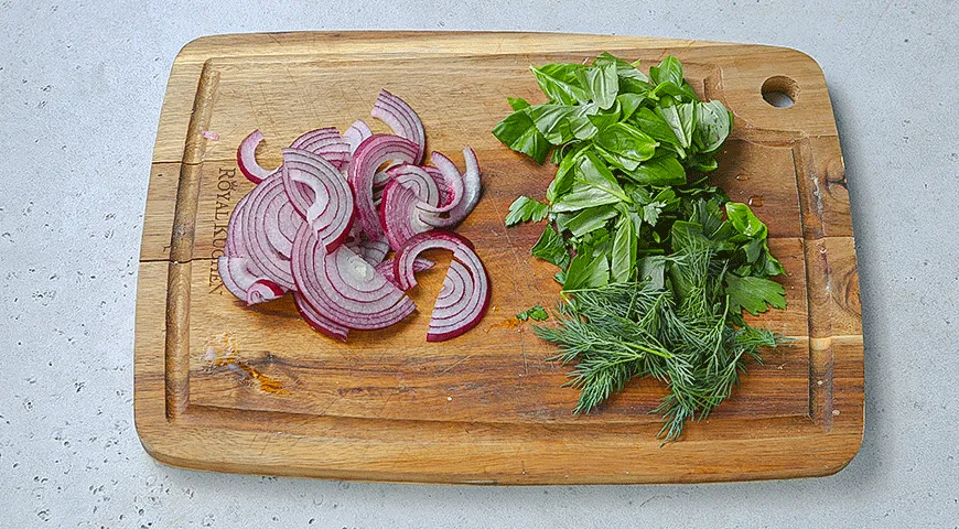 Теплый салат из чечевицы с тунцом