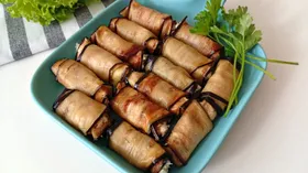 Рулетики из баклажанов с сыром, чесноком и зеленью