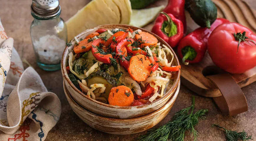 Салат «Кубанский» на зиму с капустой и огурцами