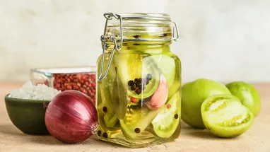 Маринованные огурцы с зелеными помидорами на зиму — рецепт с фото пошагово