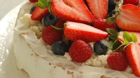 Торт «Бисквитная корзинка» с летними ягодами
