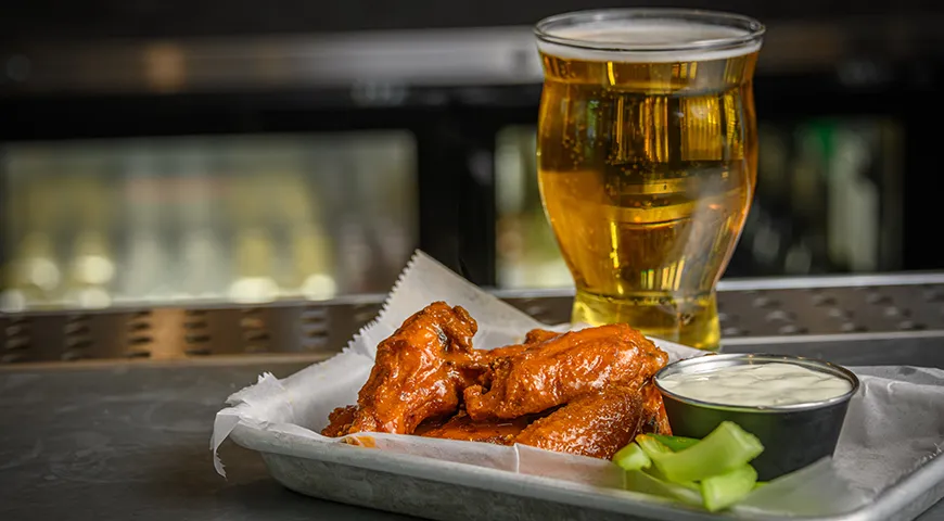 Традиционно к крылышкам подают светлое пиво