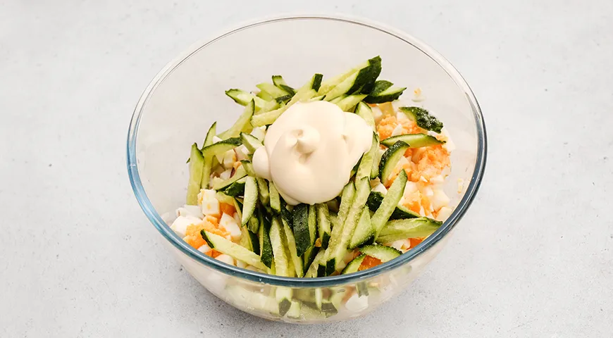 Салат с кальмарами, огурцом и яйцом