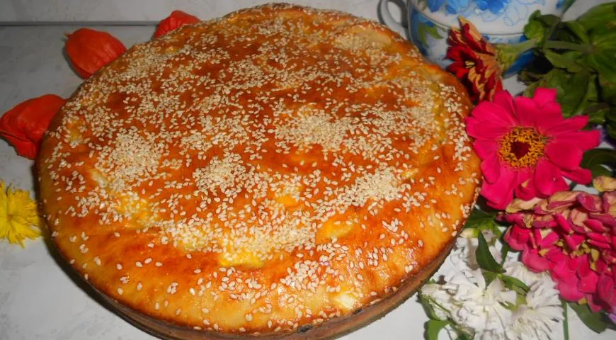 Пирог с капустой и мясом под кунжутной посыпкой