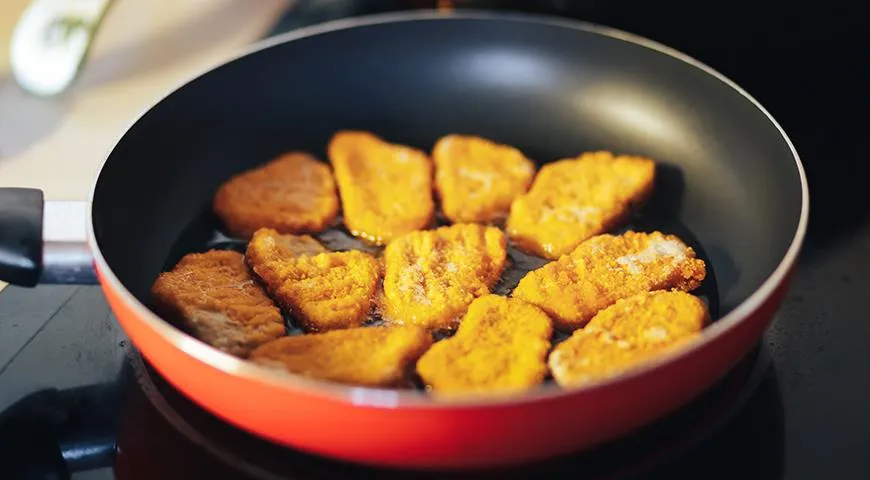 Наггетсы можно приготовить в домашних условиях, выбрав щадящий способ готовки – в духовке или на сковороде без масла