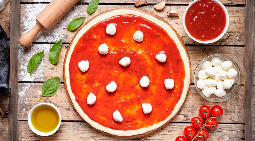 Традиционное итальянское сочетание: пицца «Маргарита» — томатный соус, свежая моцарелла, базилик, оливковое масло