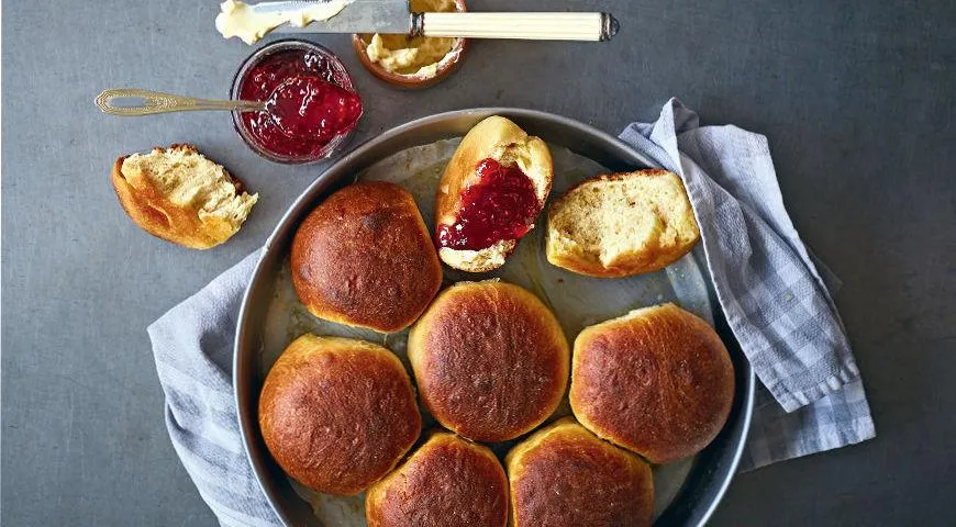 Простой рецепт сдобных булочек с сахаром в духовке