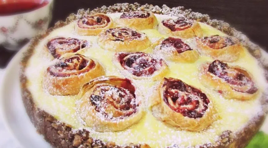 Творожный пирог с вишнёво-слоёными рулетиками