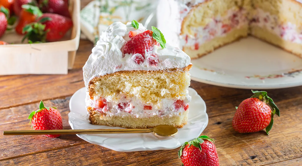 Бисквитный торт с клубникой