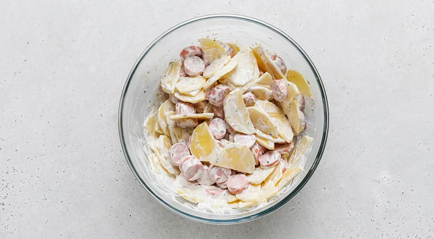 Картошка, запеченная с сосисками, помидорами и сыром