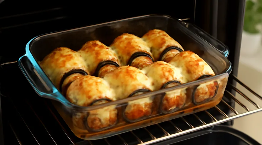 Рулетики из баклажанов с помидорами, сыром и чесноком