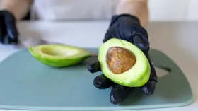 Как почистить авокадо за пару секунд: в TikTok показали самый неожиданный способ