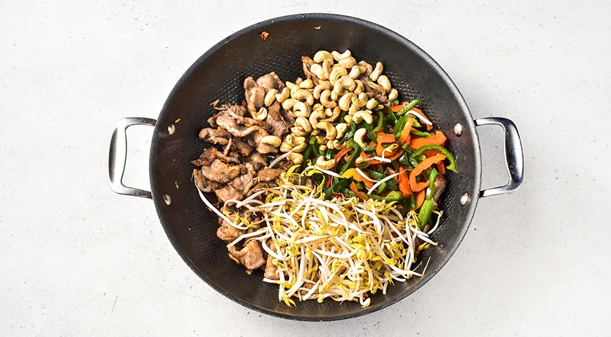 Свинина с лапшой под сладким соусом