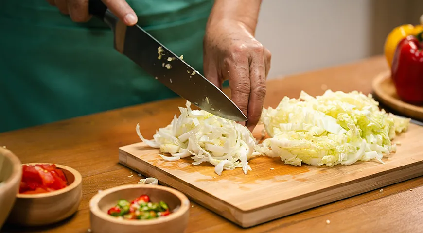 Капустный сок отлично размягчает мясной белок, а растительные волокна не дают мясу уплотниться