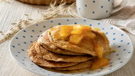 Ржаные блинчики с яблоками и медом