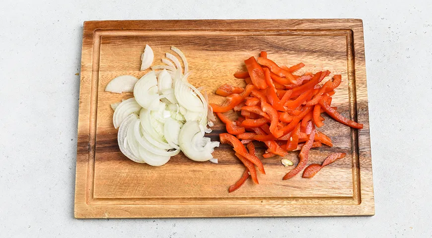 Салат из помидоров, огурцов, болгарского перца и лука (на зиму)