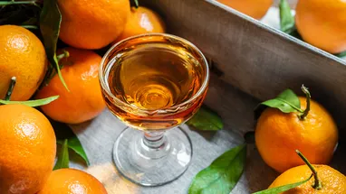 Апельсиновый ликер: как пить, с чем сочетать и в каких коктейлях использовать