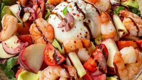 Салат с персиками, креветками и лаймово-имбирной заправкой