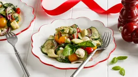 Салат с авокадо, помидорами, огурцами и моцареллой