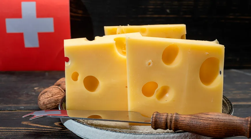 Свежий эмменталь — бледно-желтый и с крупными ровными глазками