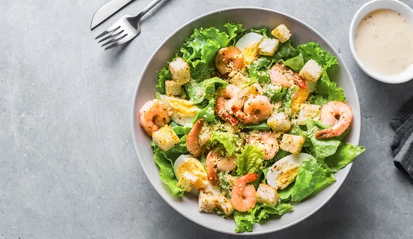Салат Цезарь с креветками (простой рецепт)