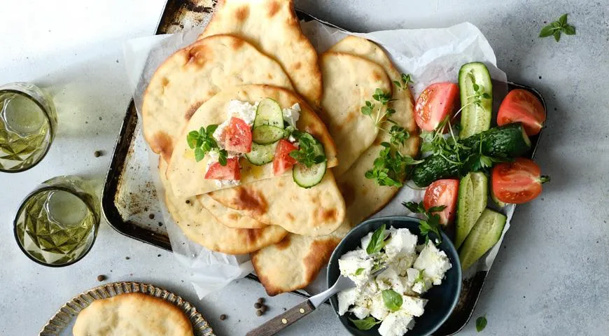 Домашние лепёшки с брынзой и овощами. Рецепт сытного и простого завтрака