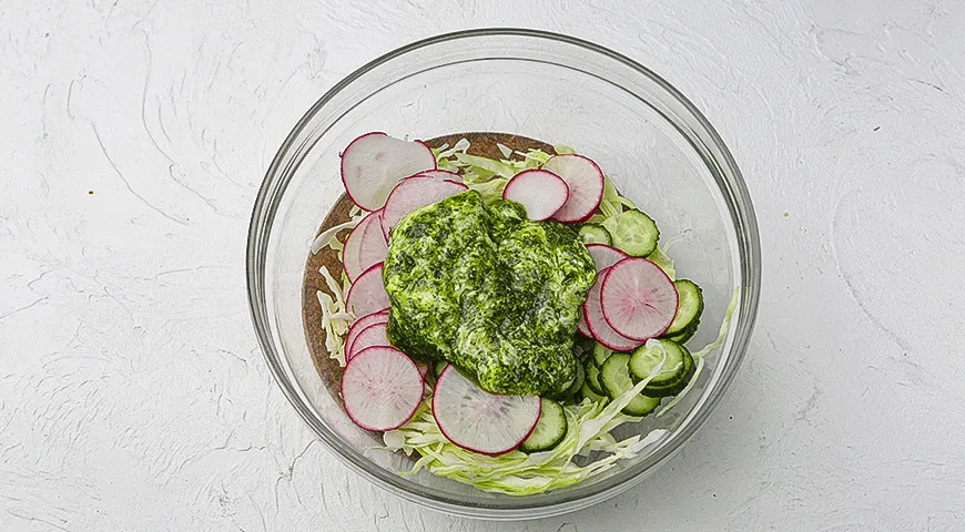 Салат с зеленой сметанной заправкой