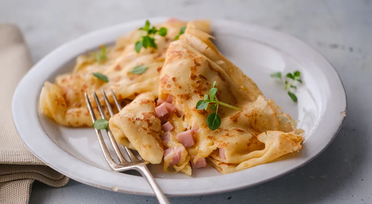 Салат с яичными блинчиками, колбасой и кукурузой - Лайфхакер